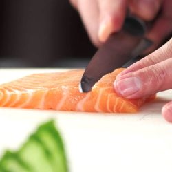 Conquista con il salmone in insalata!